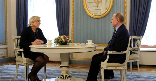 Foto: El presidente ruso Vladimir Putin con Marine Le Pen durante una reunión en Moscú, el 24 de marzo de 2017. (Reuters)