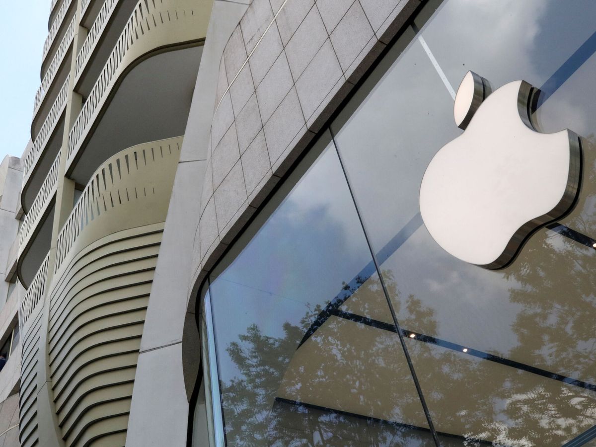 Foto: El logo de Apple en la fachada de una tienda de Bruselas. (Reuters)