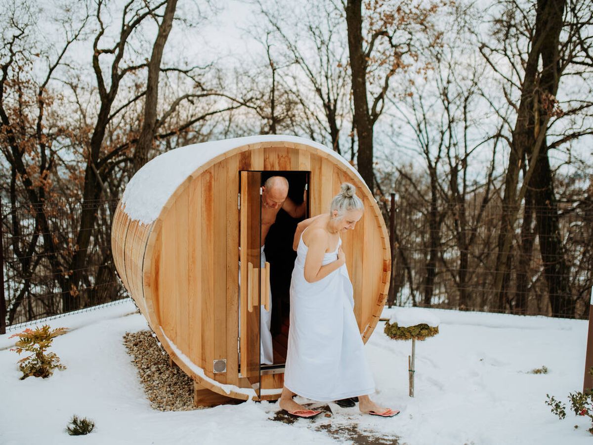 Foto: Una pareja saliendo de una sauna en invierno (iStock)