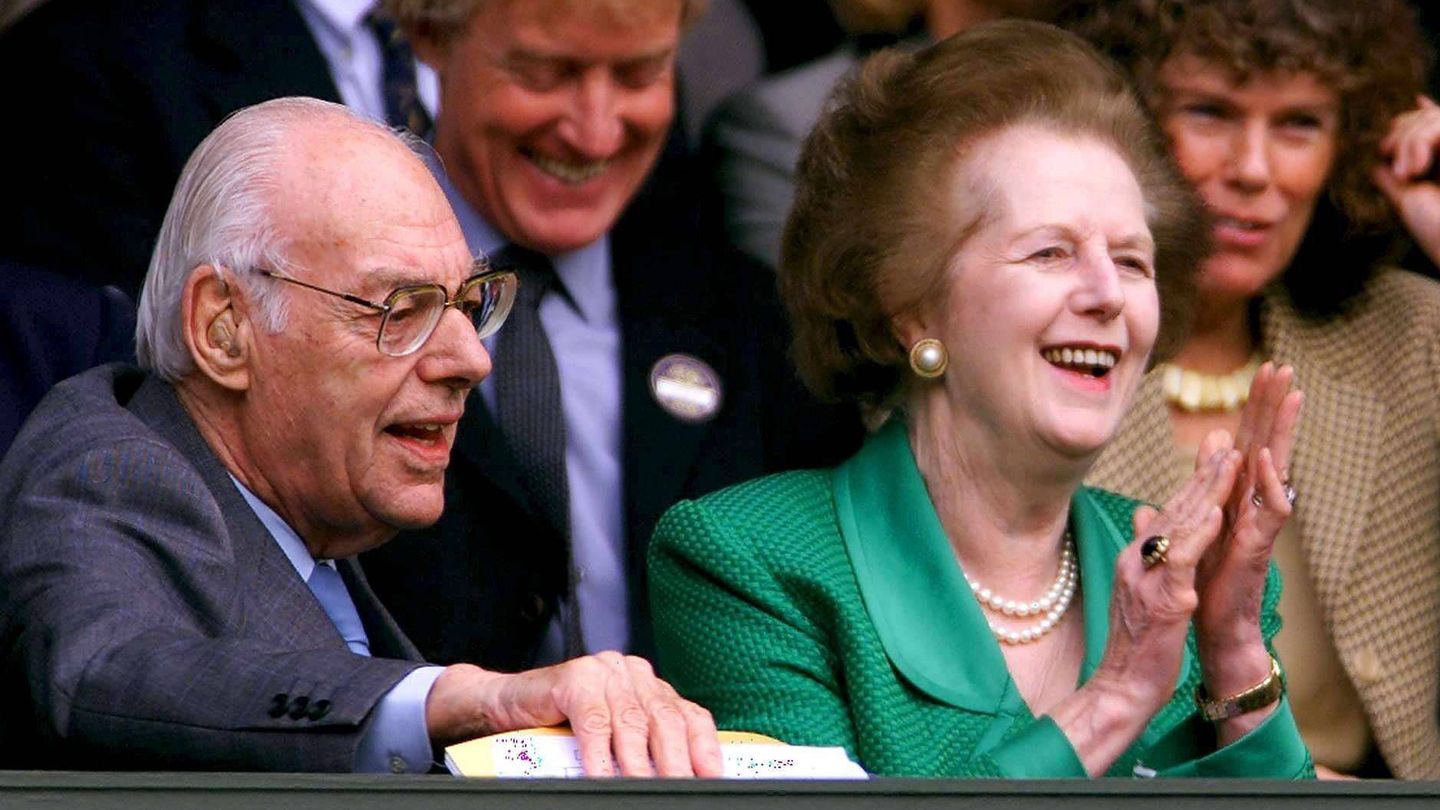Margaret Thatcher junto a su marido Denis en una imagen de archivo. (EFE/Yuri Kadobnov)