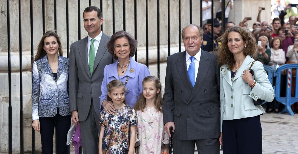 Don Juan Carlos con algunos miembros de la Familia Real. (Efe)