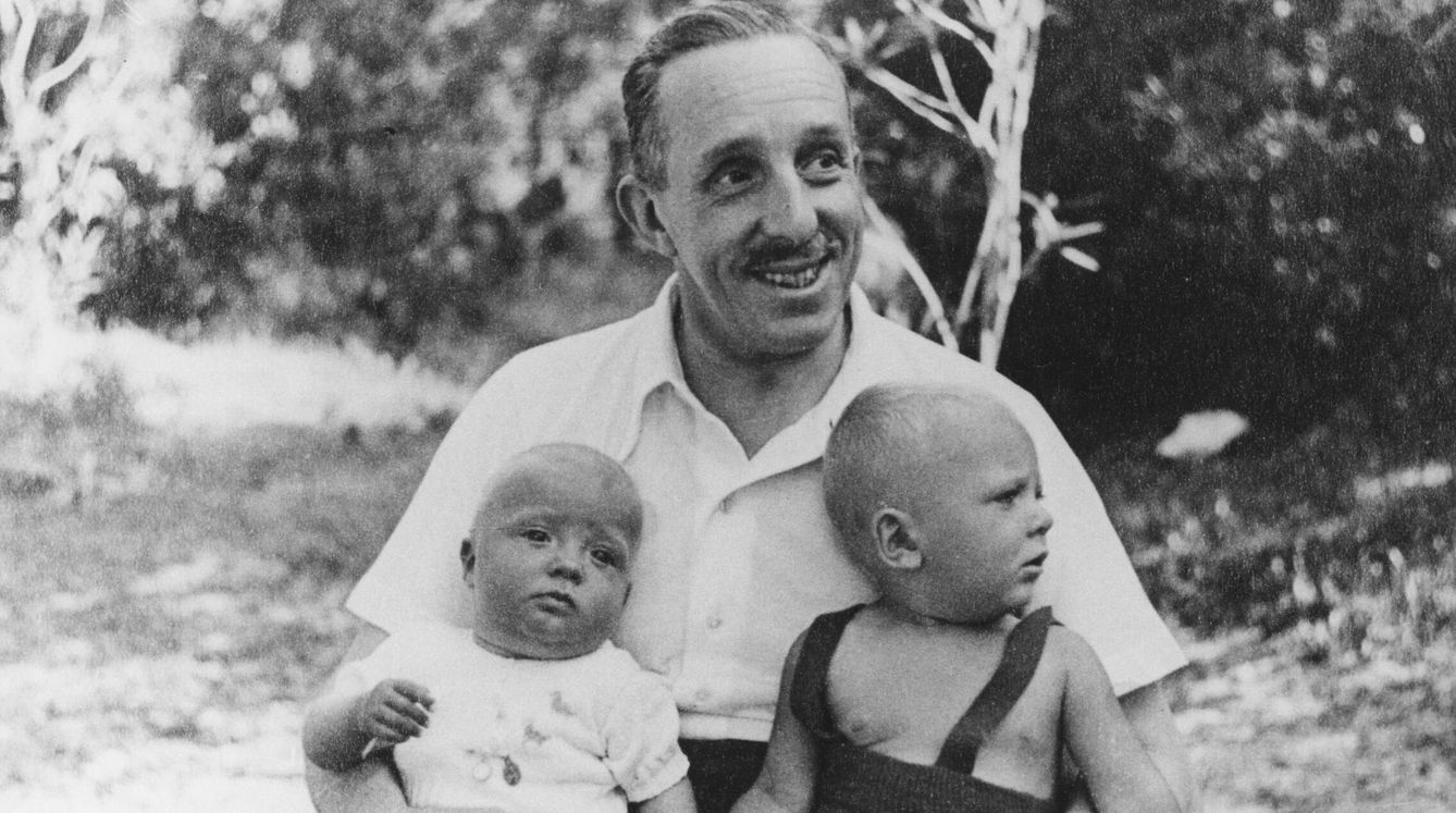 Alfonso XIII con sus nietos Juan Carlos I y Marco Torlonia. (Getty)