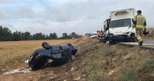 Foto: Imagen de un accidente de tráfico el 17 de octubre en Novelda del Guadiana (Badajoz). (EFE) 