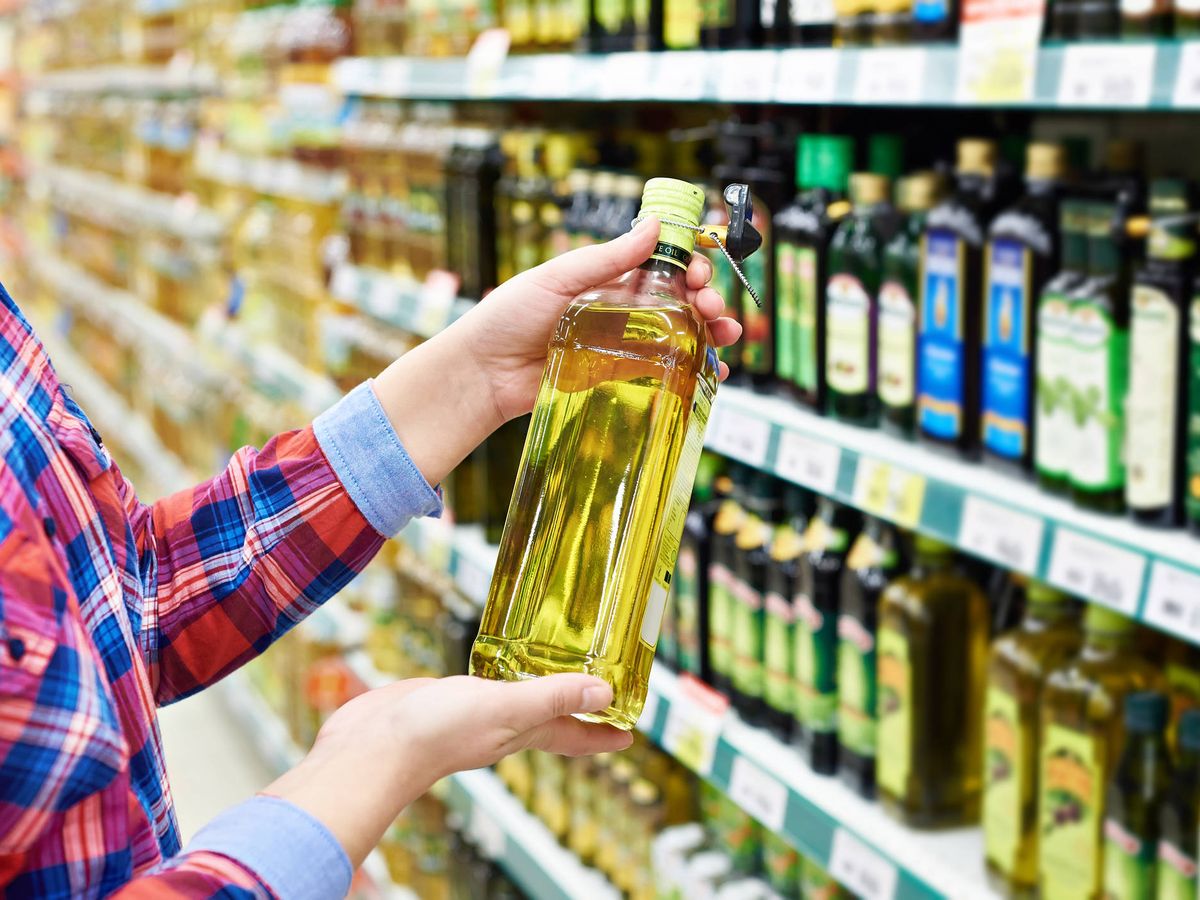 Foto: Comprando aceite en el supermercado. (iStock)