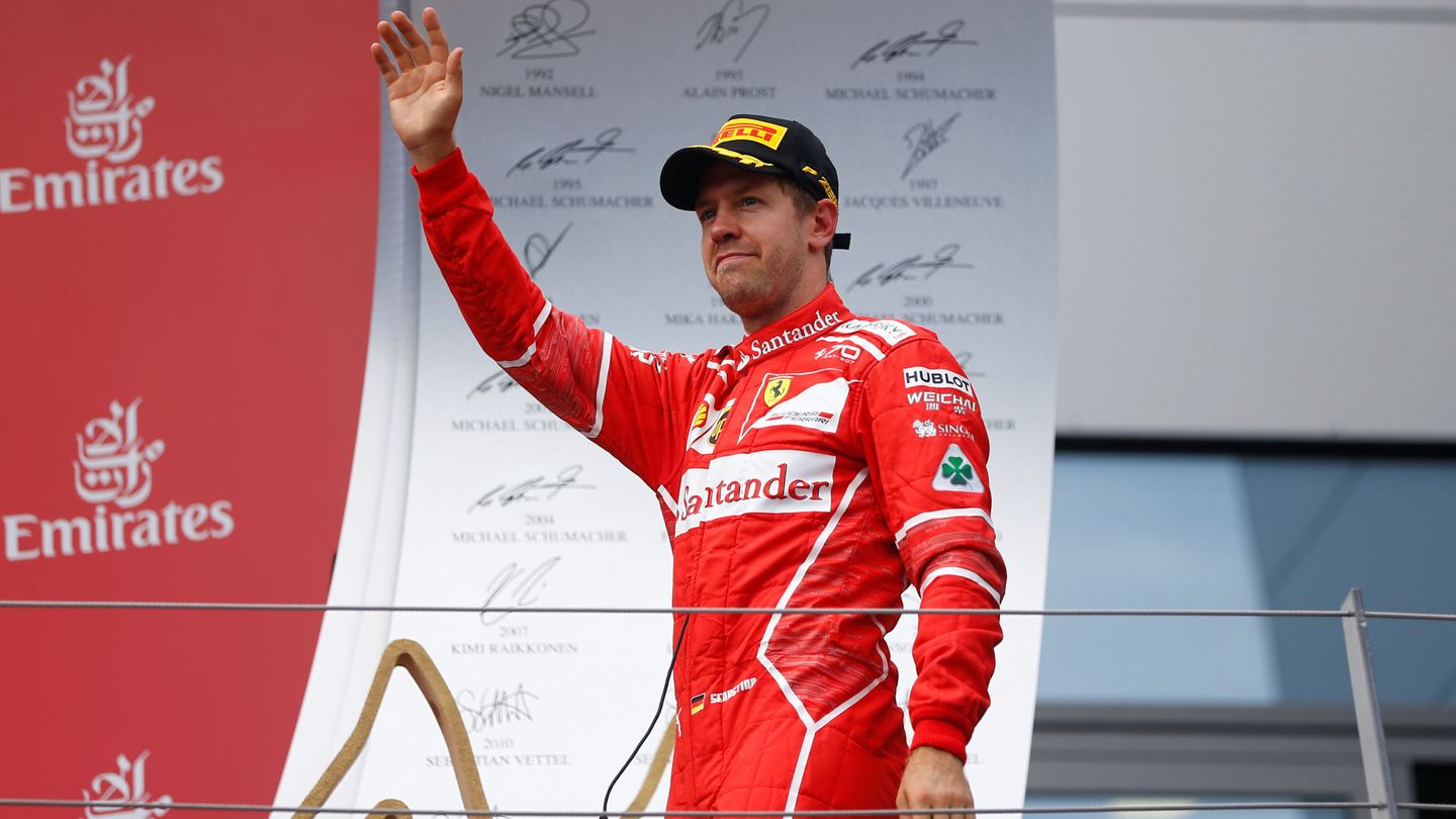 Vettel, esbozando una media sonrisa en el podio. (Reuters)