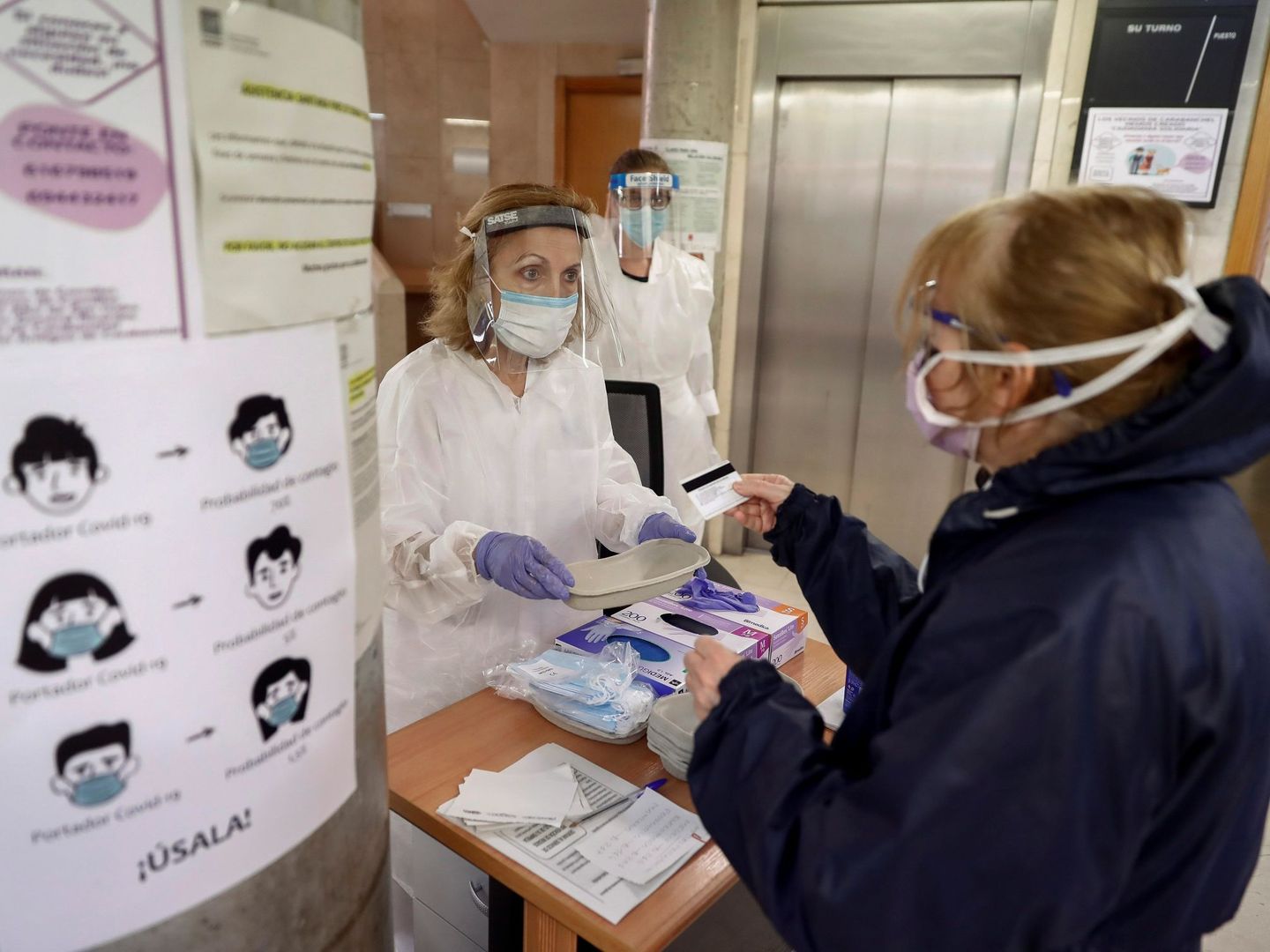 Atención en un centro de salud durante la pandemia. (EFE)