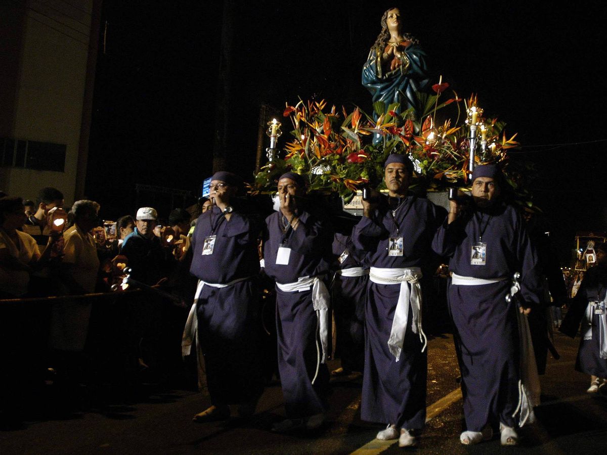 Foto: Imagen de una de las procesiones del Perdón que tienen lugar durante la Semana Santa (EFE/Carlos Ortega)