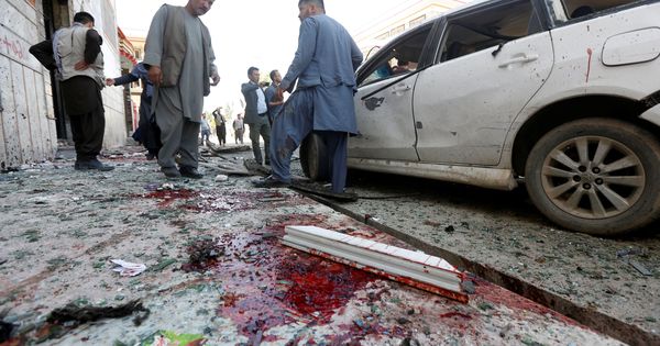 Foto: Un hombre investiga la escena del ataque en Kabul. (Reuters)