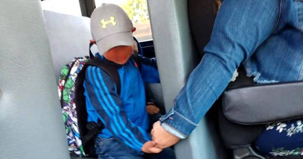 Foto: La conductora cogió la mano de Alex para ayudarle a superar su primer día de clase (Foto: Faceboook)