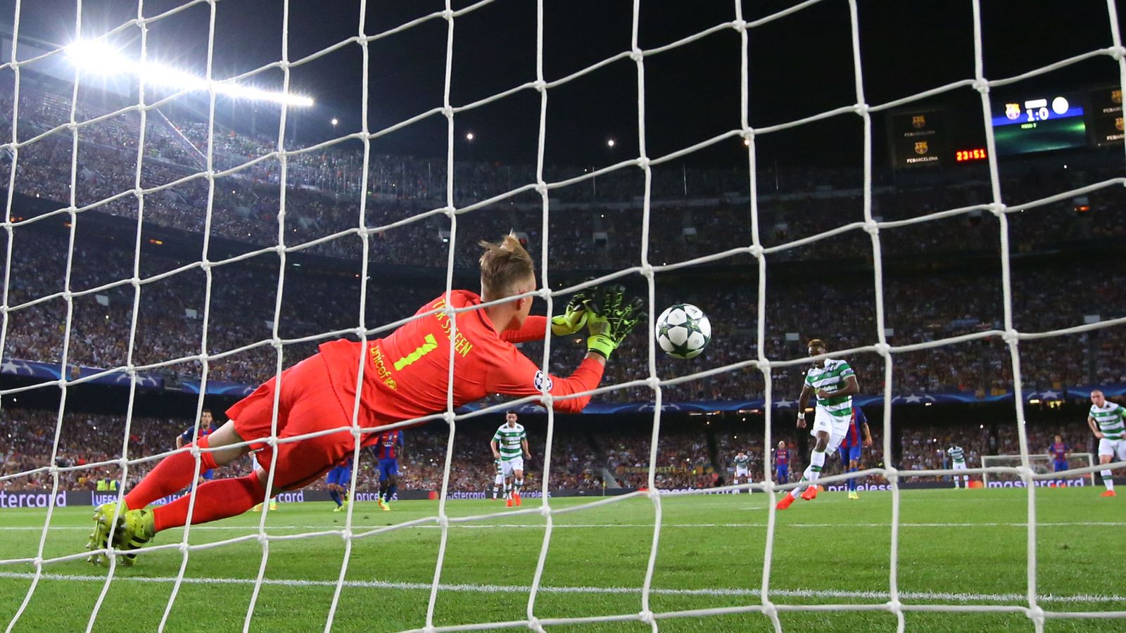 Foto: Ter Stegen, en el momento de detener el penalti en el partido ante el Celtic en el Camp Nou. (REUTERS)