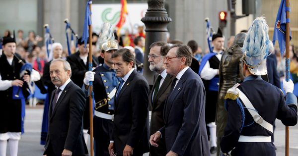 Foto: Mariano Rajoy, junto al presidente asturiano, el socialista Javier Fernández, este 20 de octubre a su llegada a los Premios Princesa de Asturias. (EFE)