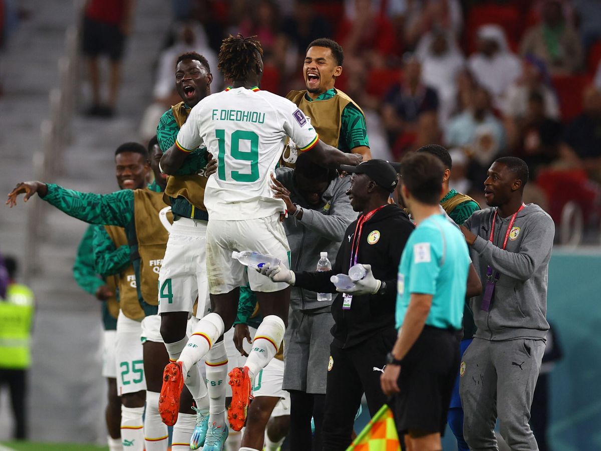 Foto: Los jugadores de Senegal celebran uno de los goles. (Reuters/Kai Pfaffenbach)