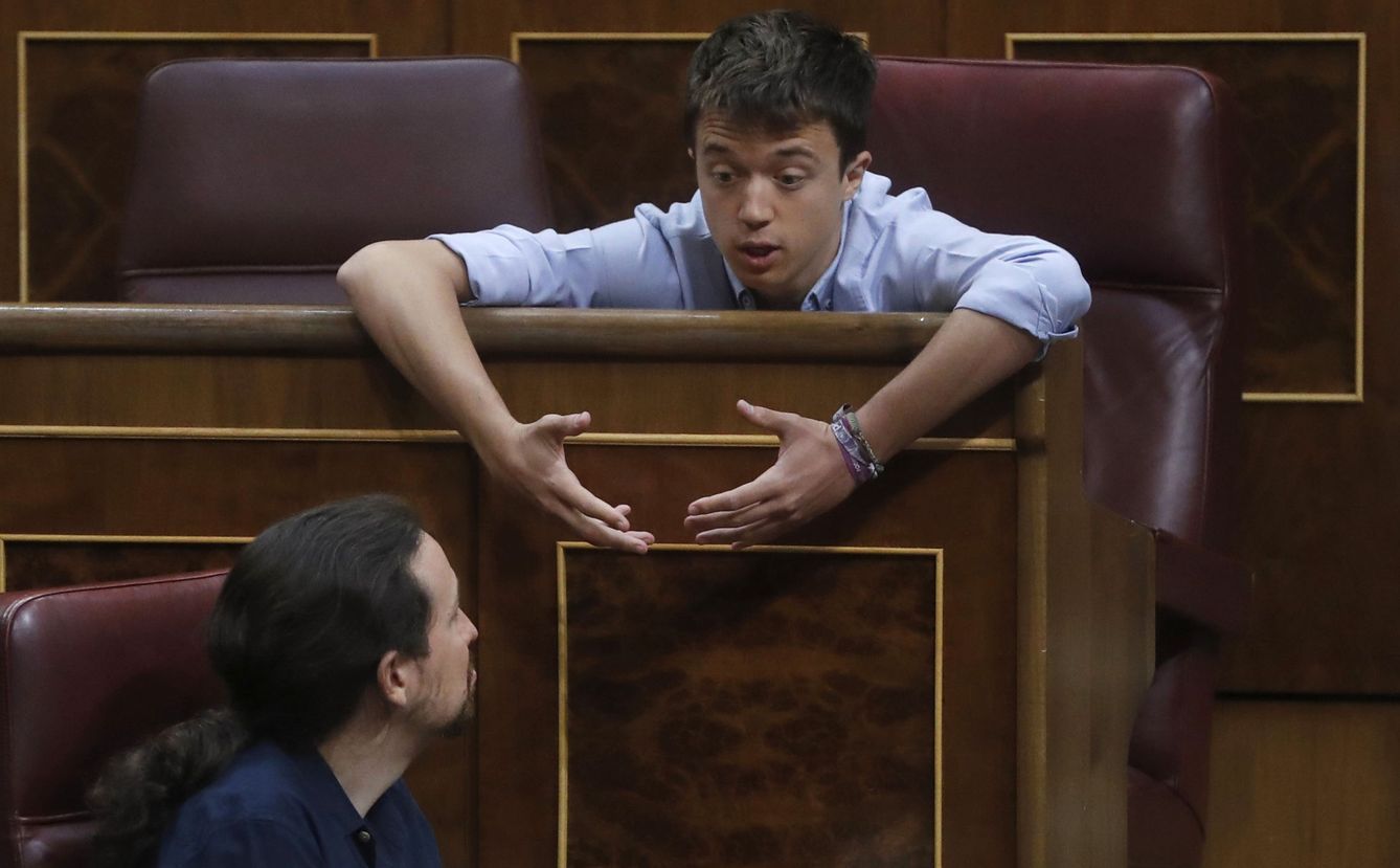 Pablo Iglesias conversa con Íñigo Errejón en el Congreso de los Diputados. (EFE)