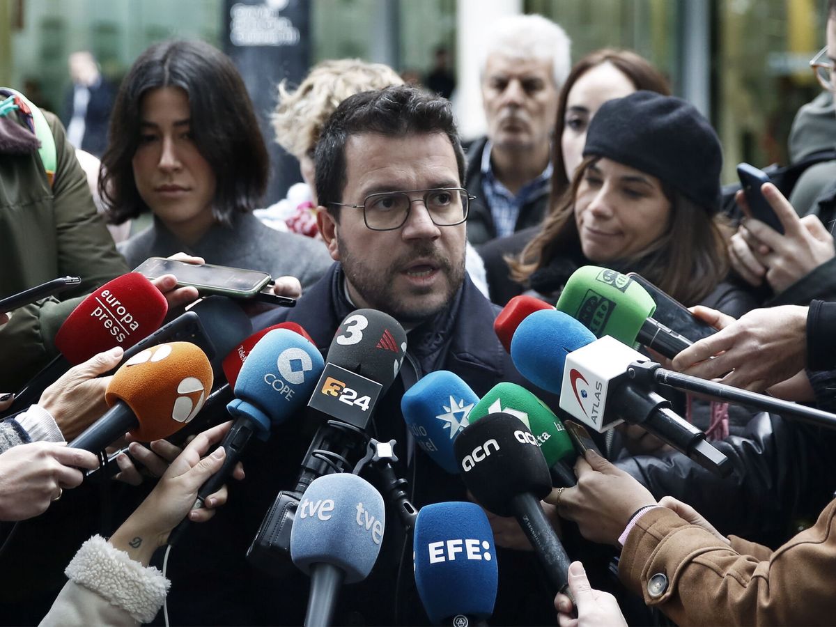 Foto: El presidente de la Generalitat, Pere Aragonès, señala al CNI tras declarar en los juzgados. (EFE/Andreu Dalmau)