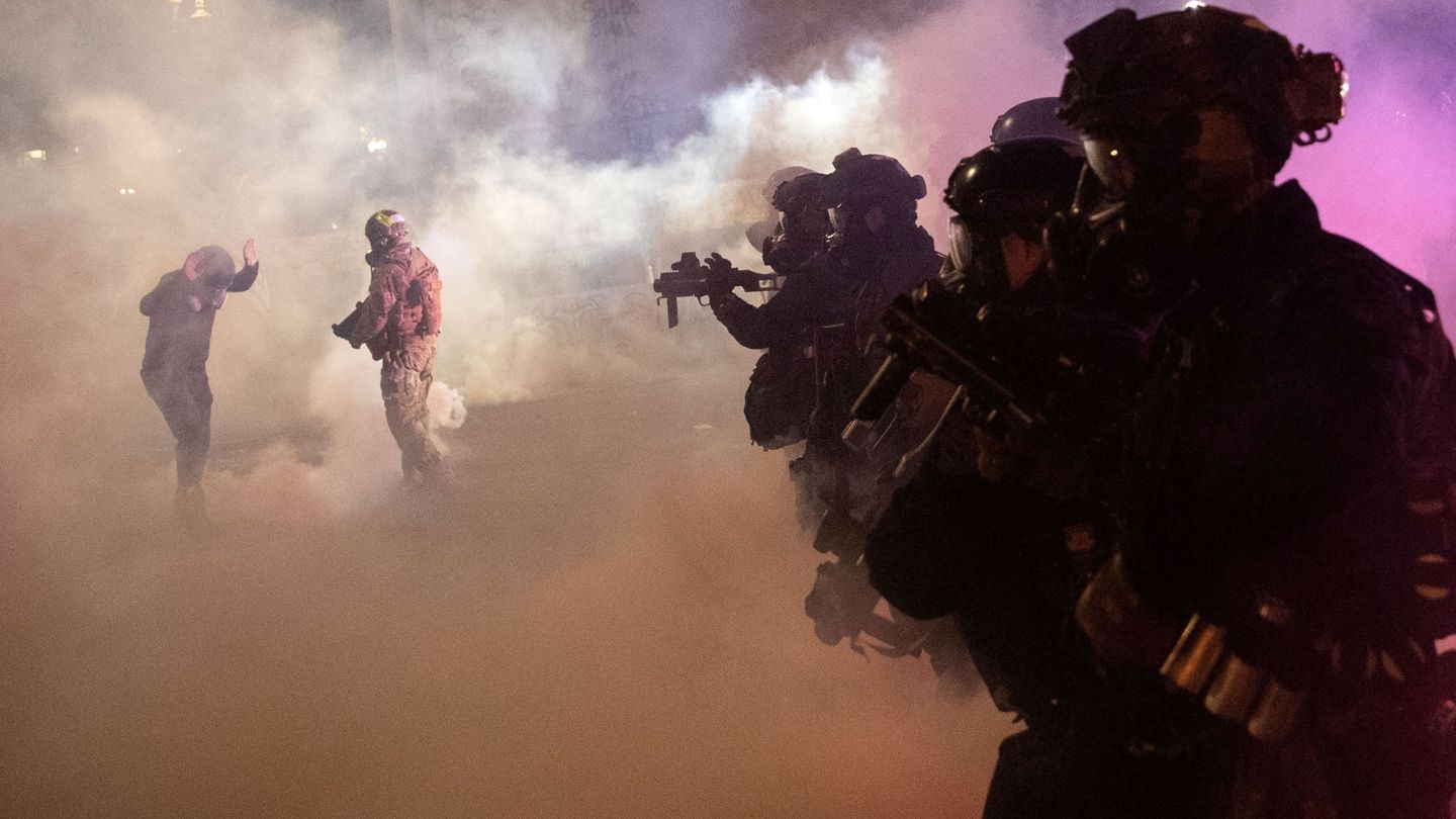 Agentes federales, entre nubes de gas lacrimógeno, en Portland este julio. (Reuters)