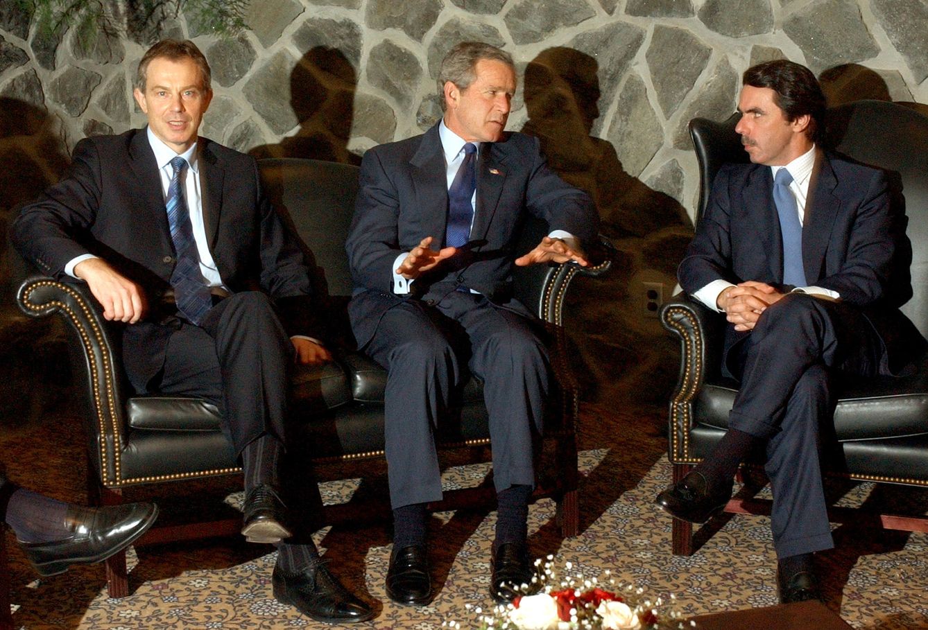 Tony Blair, George Bush y José María Aznar durante la reunión en las Azores en marzo de 2003. (Reuters)