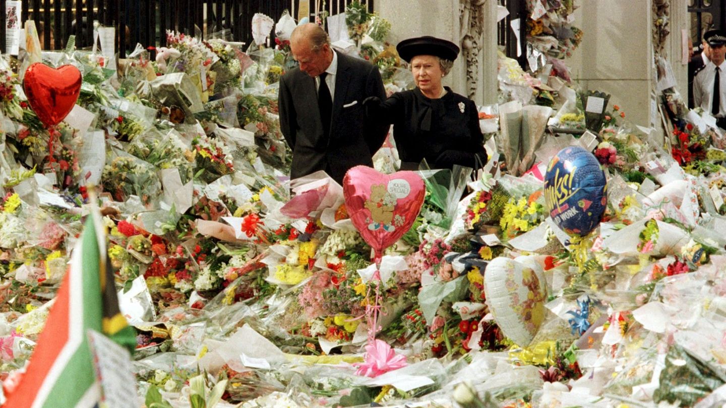 La reina y el duque en el funeral de Diana. (Reuters)