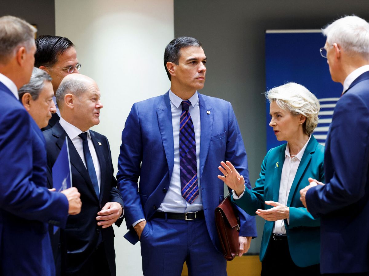 Foto: El presidente del Gobierno, Pedro Sánchez, junto a la presidenta de la Comisión Europea, Ursula von der Leyen, y los líderes de otros países de la UE, durante un encuentro en Bruselas. (Reuters/Piroschka van de Wouw)