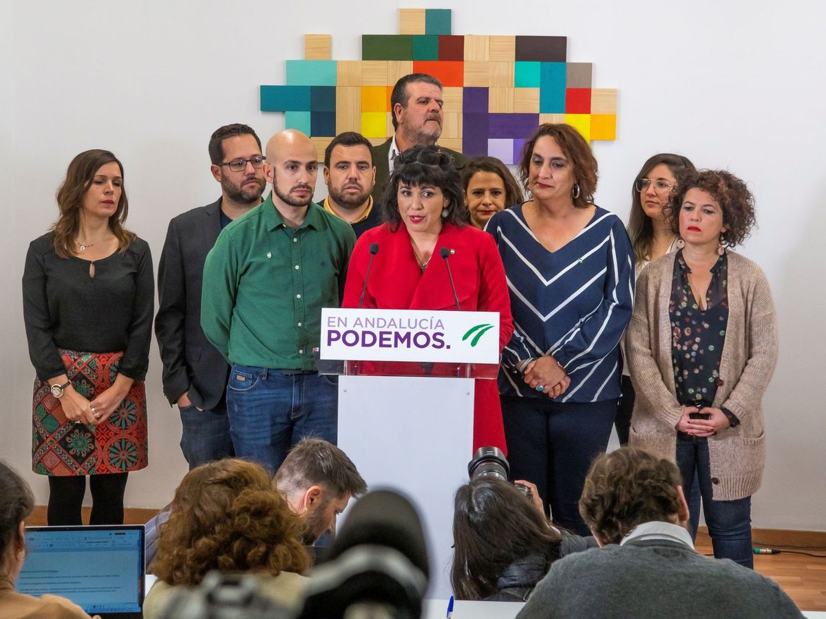 Foto: La secretaria general de Podemos Andalucía, Teresa Rodríguez (c), rodeada de sus compañeros, durante la rueda de prensa en Sevilla. (EFE)