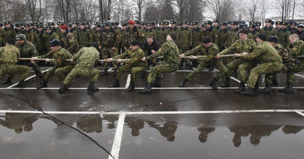 Foto: Imagen de una competición de 'tug of war' entre militares. (Reuters)