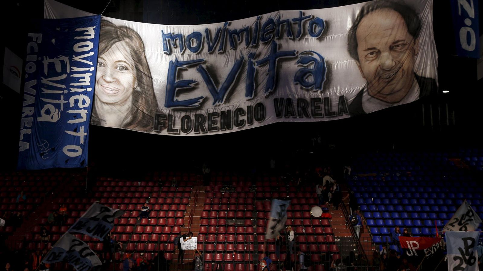 Foto: La sede del partido Frente para la Victoria, de Kirchner, con un cartel de Scioli, en Buenos Aires (Reuters).