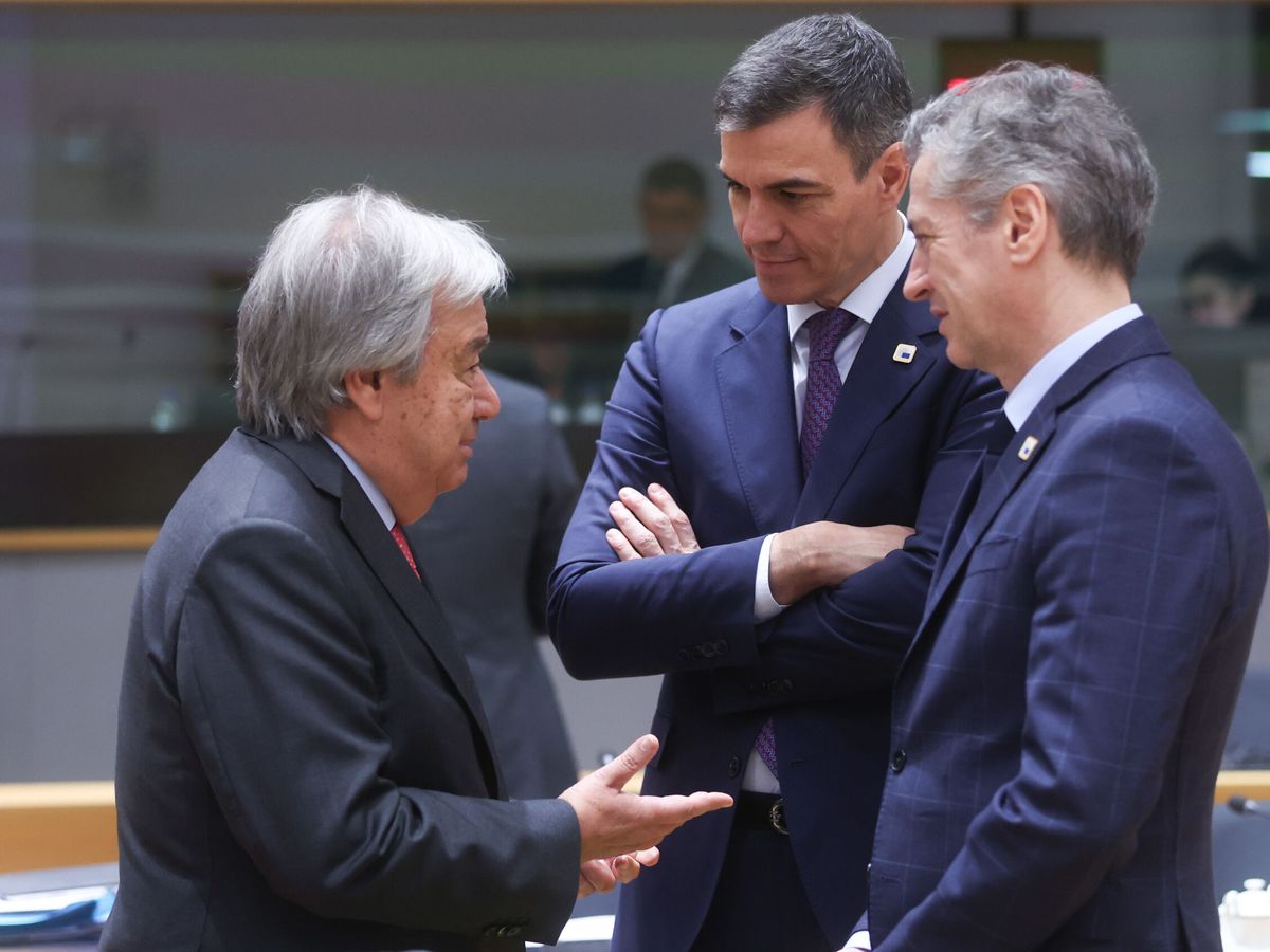 Foto: El secretario general de Naciones Unidas, Antonio Guterres, el presidente de España, Pedro Sánchez, y el primer ministro esloveno, Robert Golob, conversan durante la reunión del Consejo Europeo. (EFE / Olivier Hoslet)