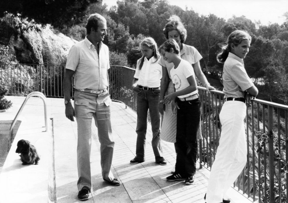 Foto: El rey Juan Carlos y su familia en Marivent, en 1975 (Cordon Press)