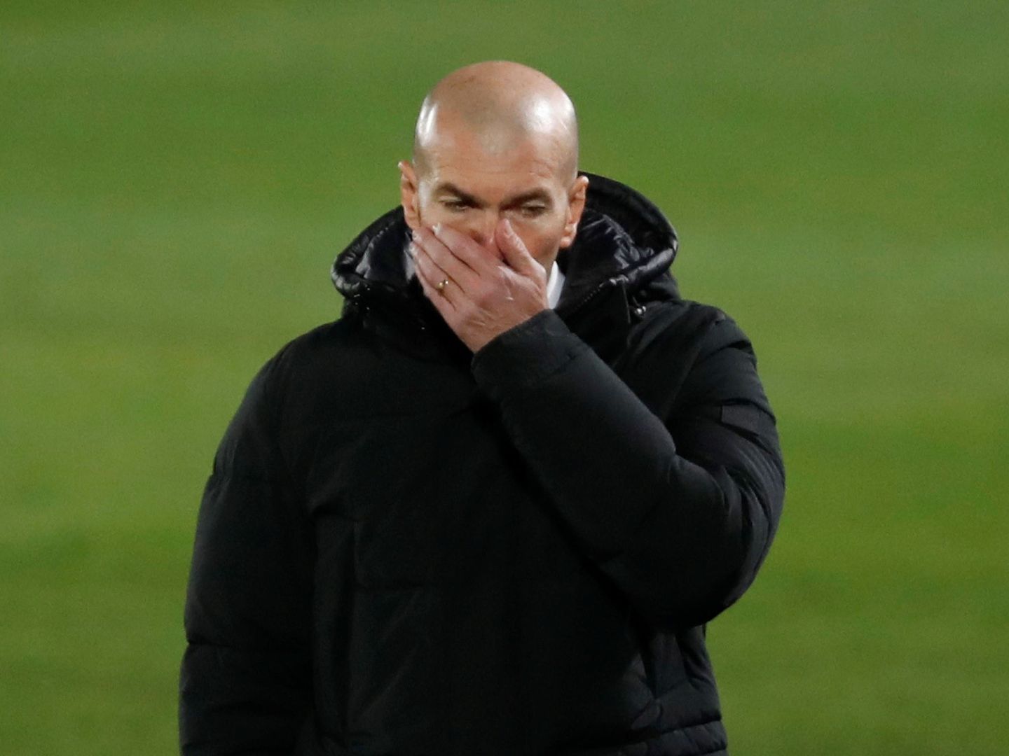 Zidane, pensativo, durante un partido del Real Madrid. (EFE)