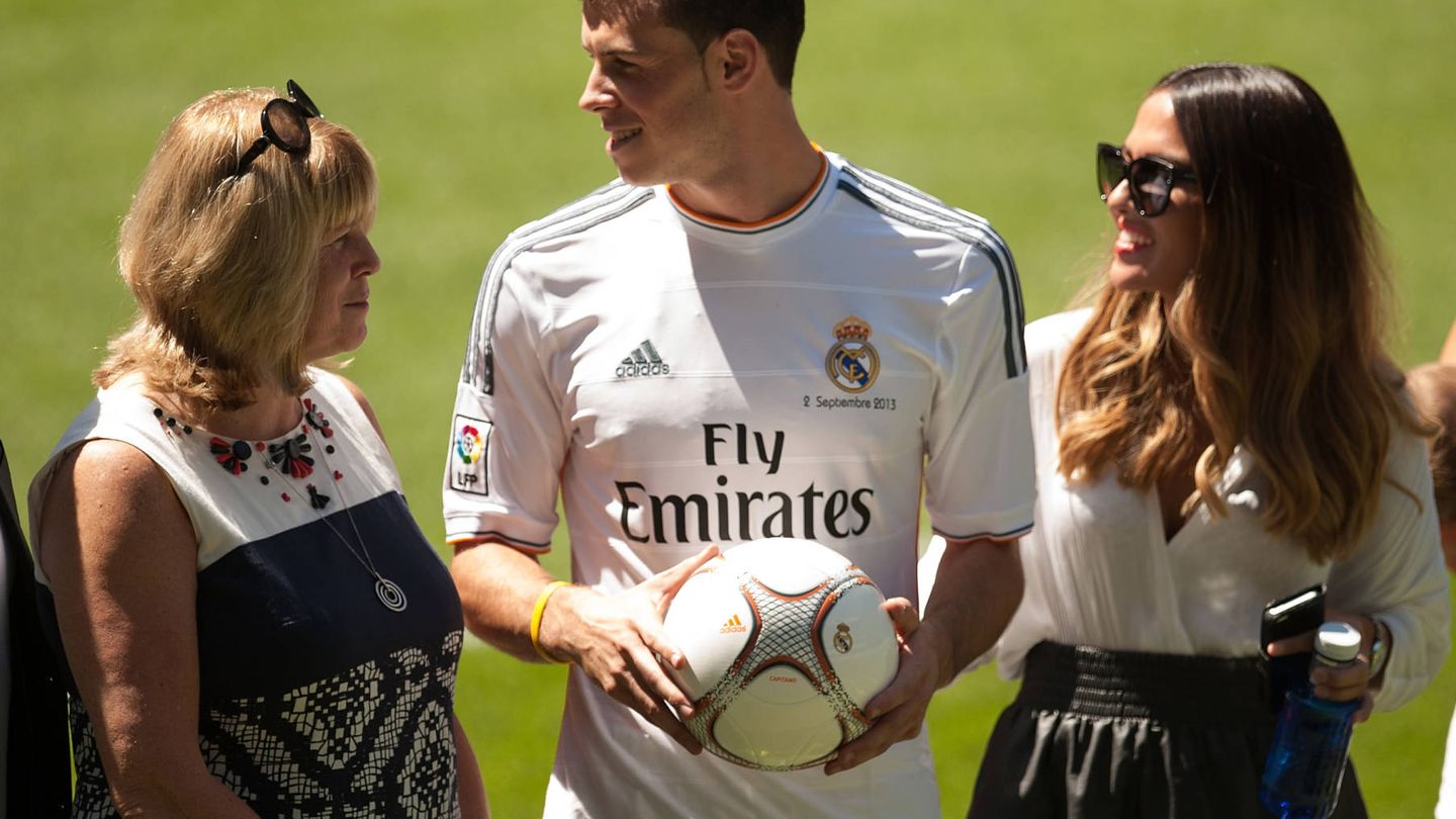 El galés, entre su madre y su ya esposa el día de su presentación con el Real Madrid.  (Getty)