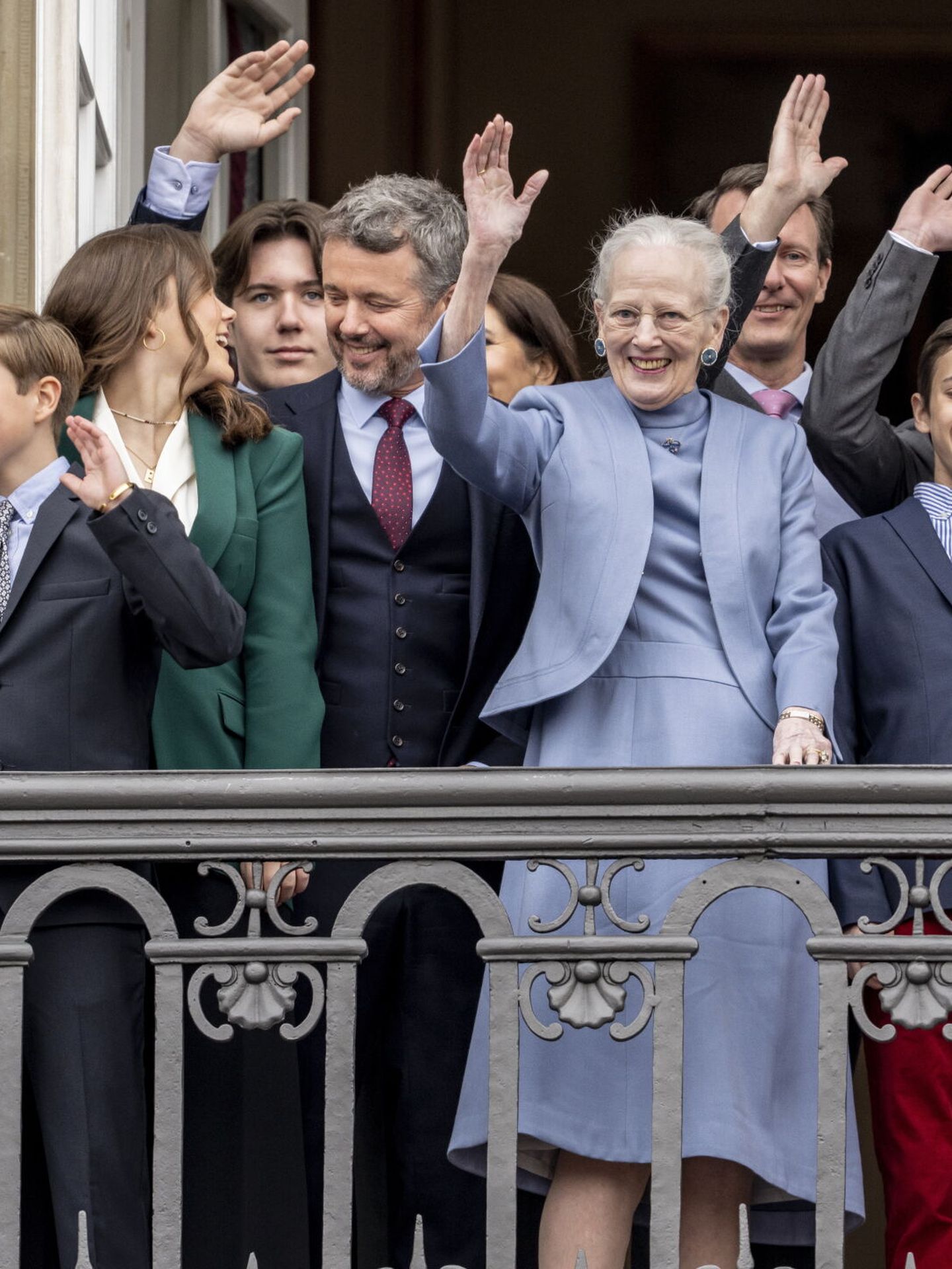 La reina Margarita saluda desde el balcón junto al príncipe Christian de Dinamarca. (EFE/Mads Claus Rasmussen)