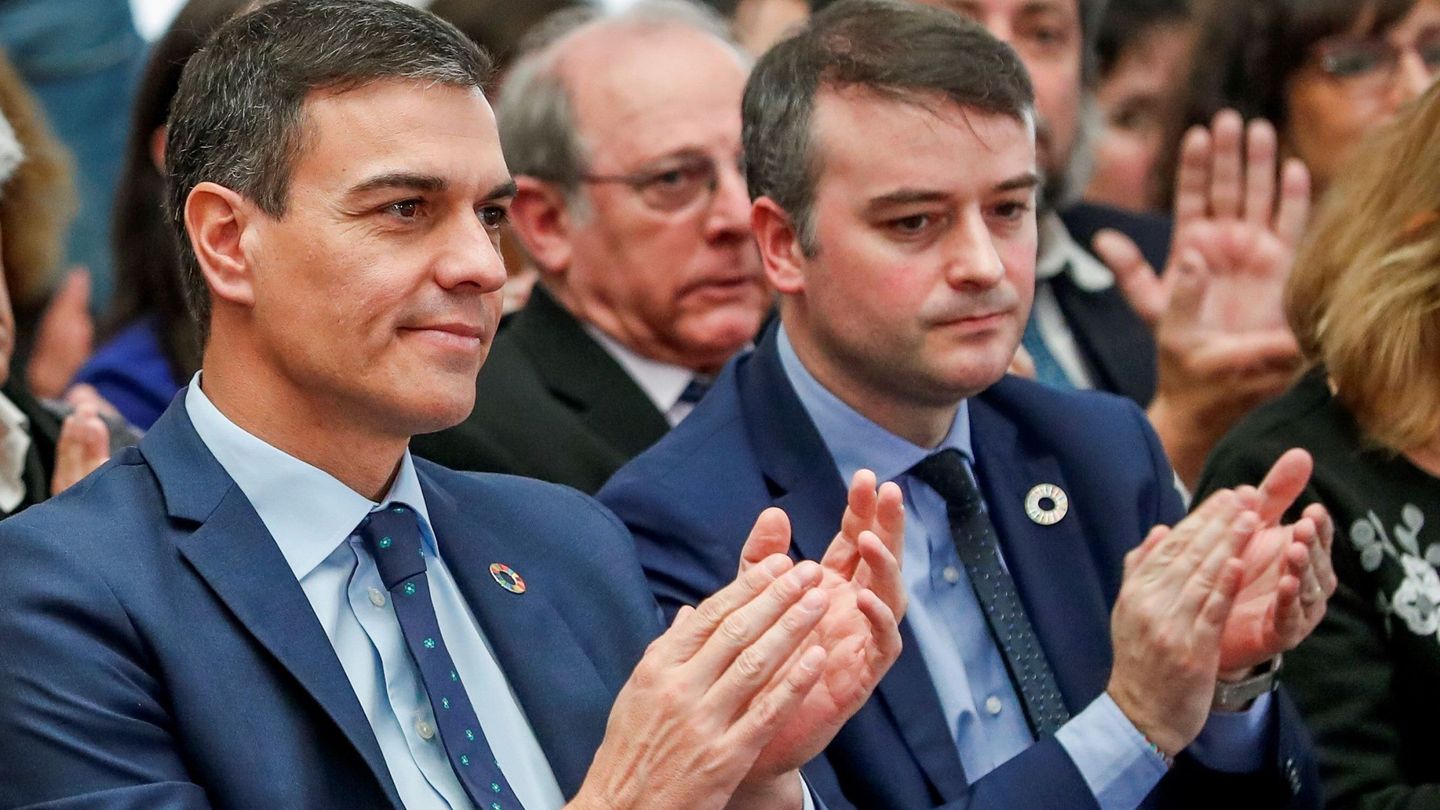 El presidente del Gobierno en funciones, Pedro Sánchez, y el jefe de gabinete del jefe del ejecutivo, Iván Redondo (d). (EFE)