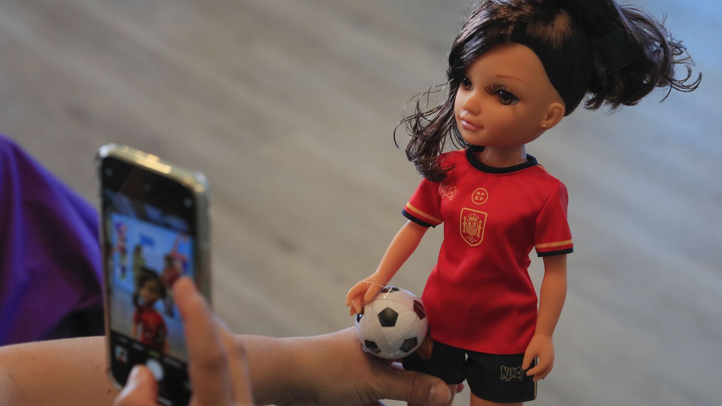 La edición especial de la muñeca Nancy de la marca Famosa para apoyar a la selección española de fútbol femenino.  (EFE/Fernando Alvarado)