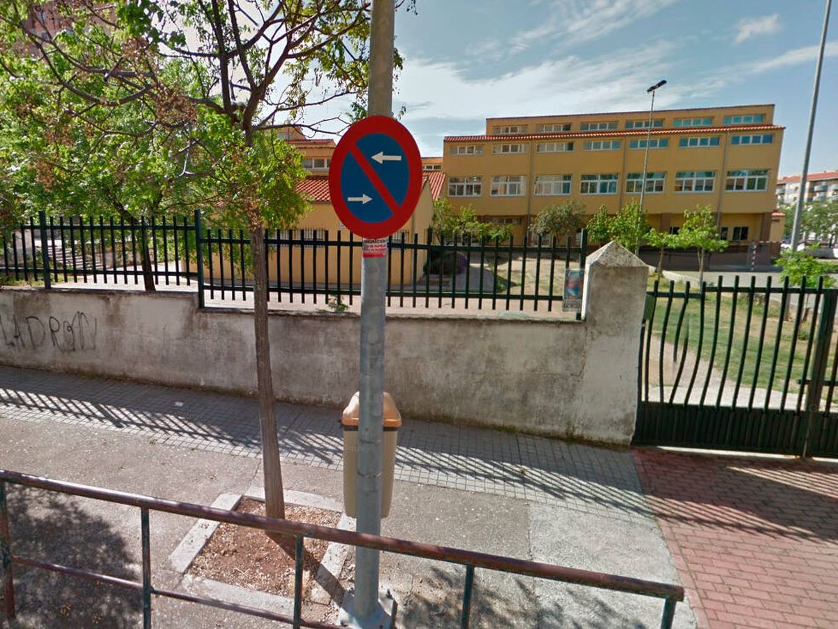 Foto: Entrada del colegio de educación infantil y primaria Alba Plata de Cáceres (Google Maps)
