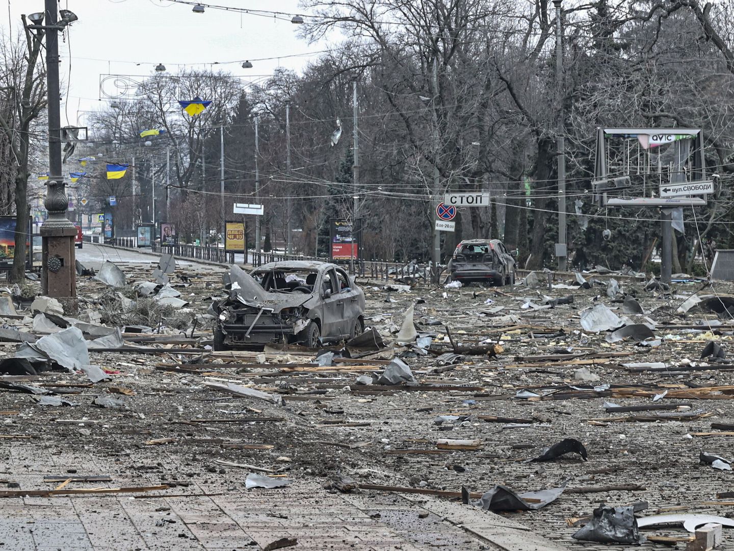 Vista de una calle tras un bombardeo ruso en Járkov, Ucrania. (EFE/Sergey Dolzhenko)