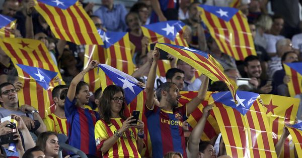 Foto: Esteladas durante un partido del FC Barcelona en el Camp Nou. (Efe) 