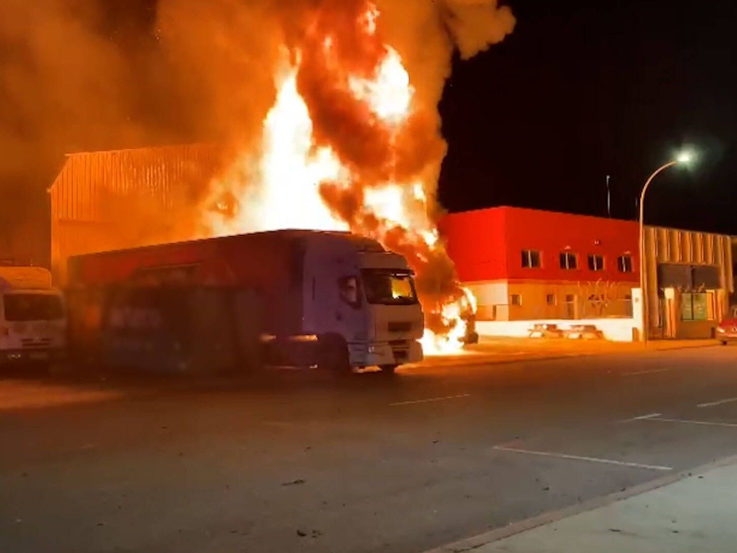 Uno de los camiones incendiados por el grupo criminal desmantelado. (Guardia Civil)
