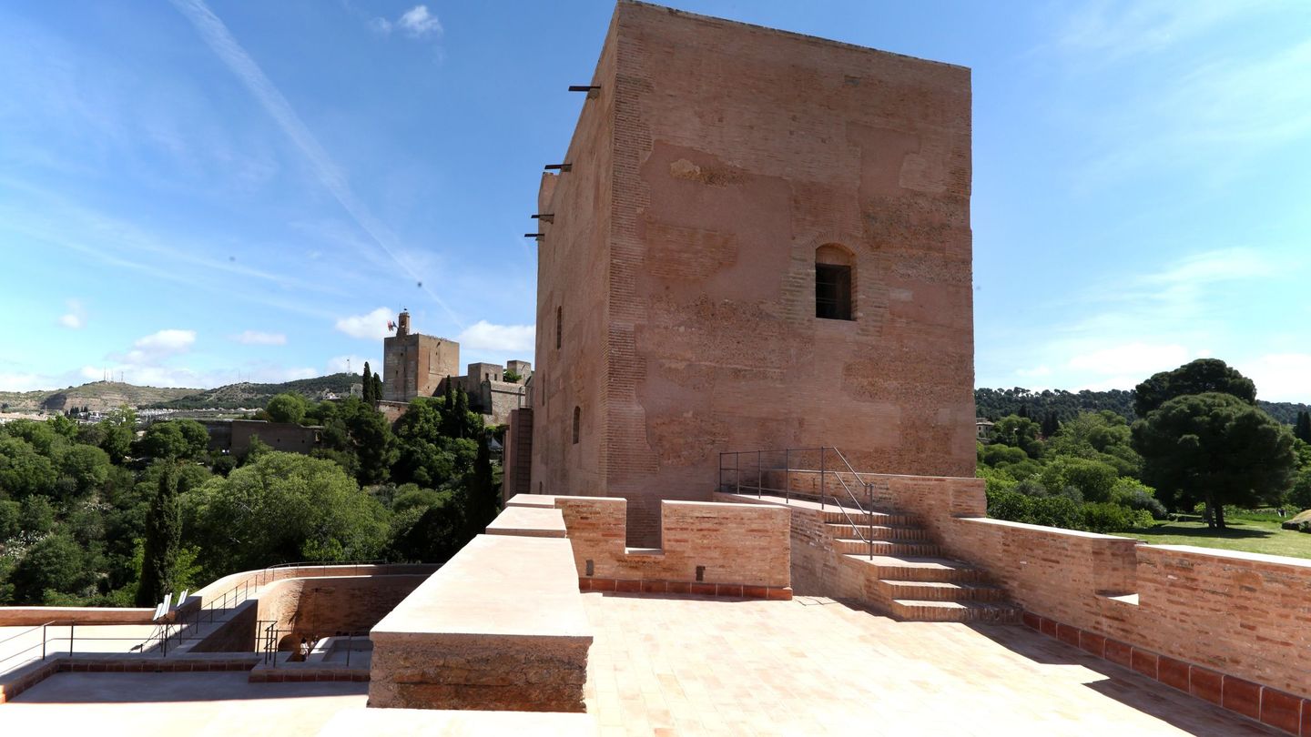 Las Torres Bermejas, dentro del complejo de la Alhambra. (EFE)