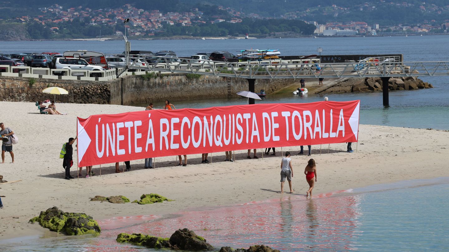 La protesta para abrir la isla de Toralla. (EFE)