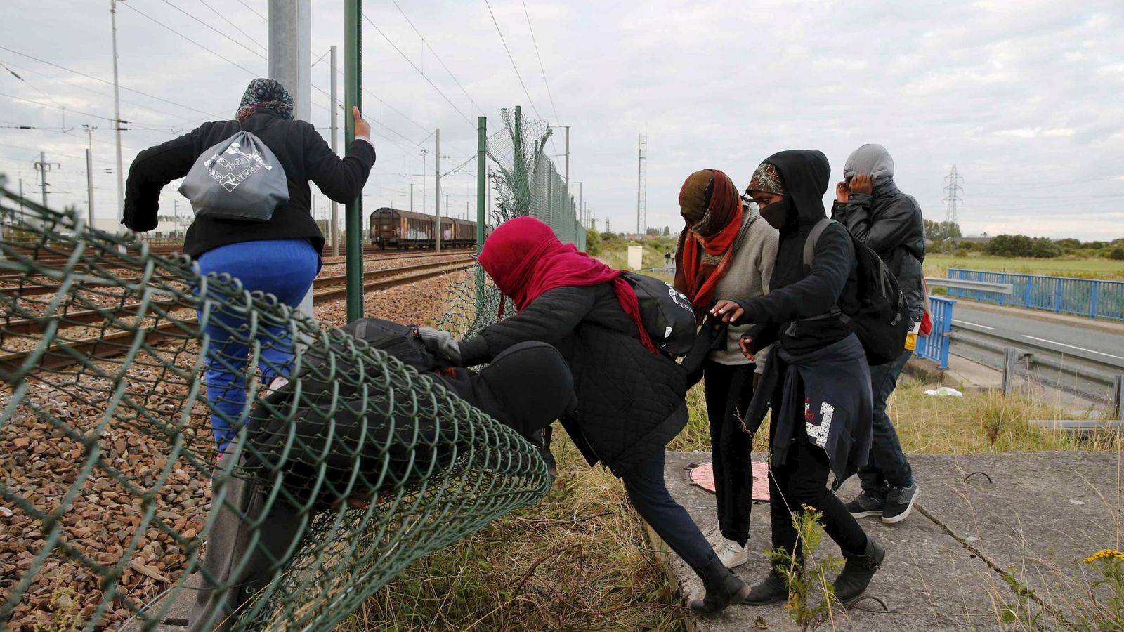 Foto: El Gobierno francés ha enviado 120 policías a la zona de Calais para ayudar a la empresa gestora del Eurotúnel a detener a los inmigrantes que intentan pasar a Inglaterra (REUTERS)