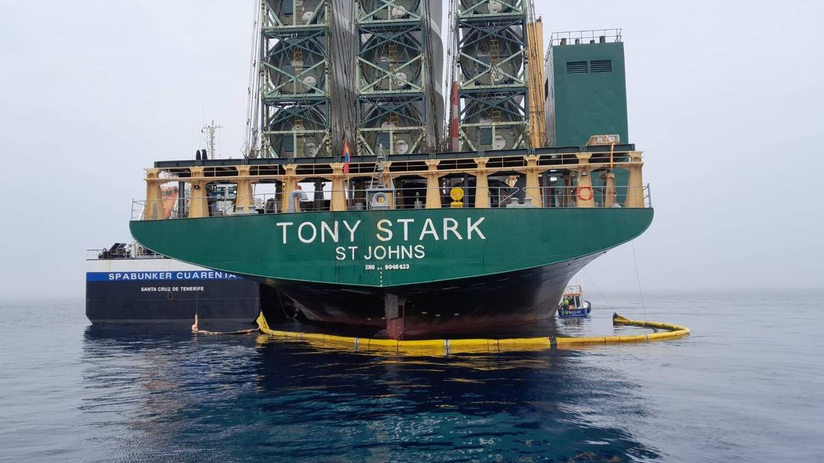 El vertido de una tonelada de fueloil en el Puerto de Ceuta obliga a retener un buque mercante