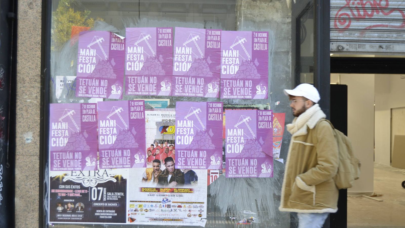 Foto: Carteles contra la gentrificación tapan otros de música latina en Tetuán.