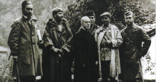 Foto: Oficiales nacionales con el abad de Covadonga tras la entrada de los nacionales en el Santuario. (Biblioteca Nacional, Fondo Guerra Civil )