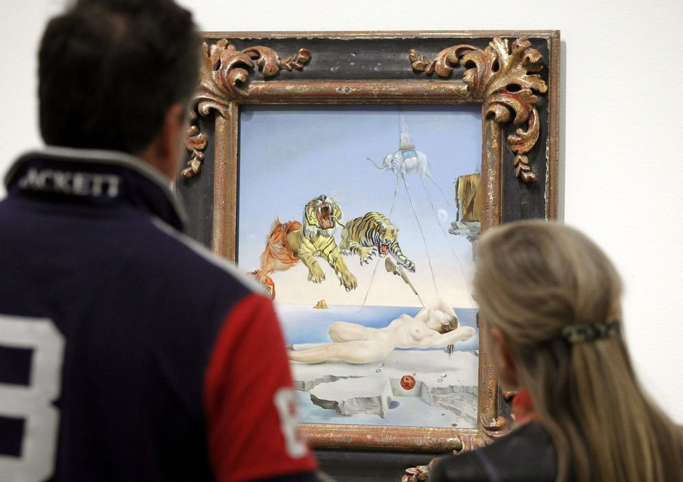 Foto: Dos visitantes en el Museo Thyssen, en la muestra 'El surrealismo y el sueño'. (Efe)
