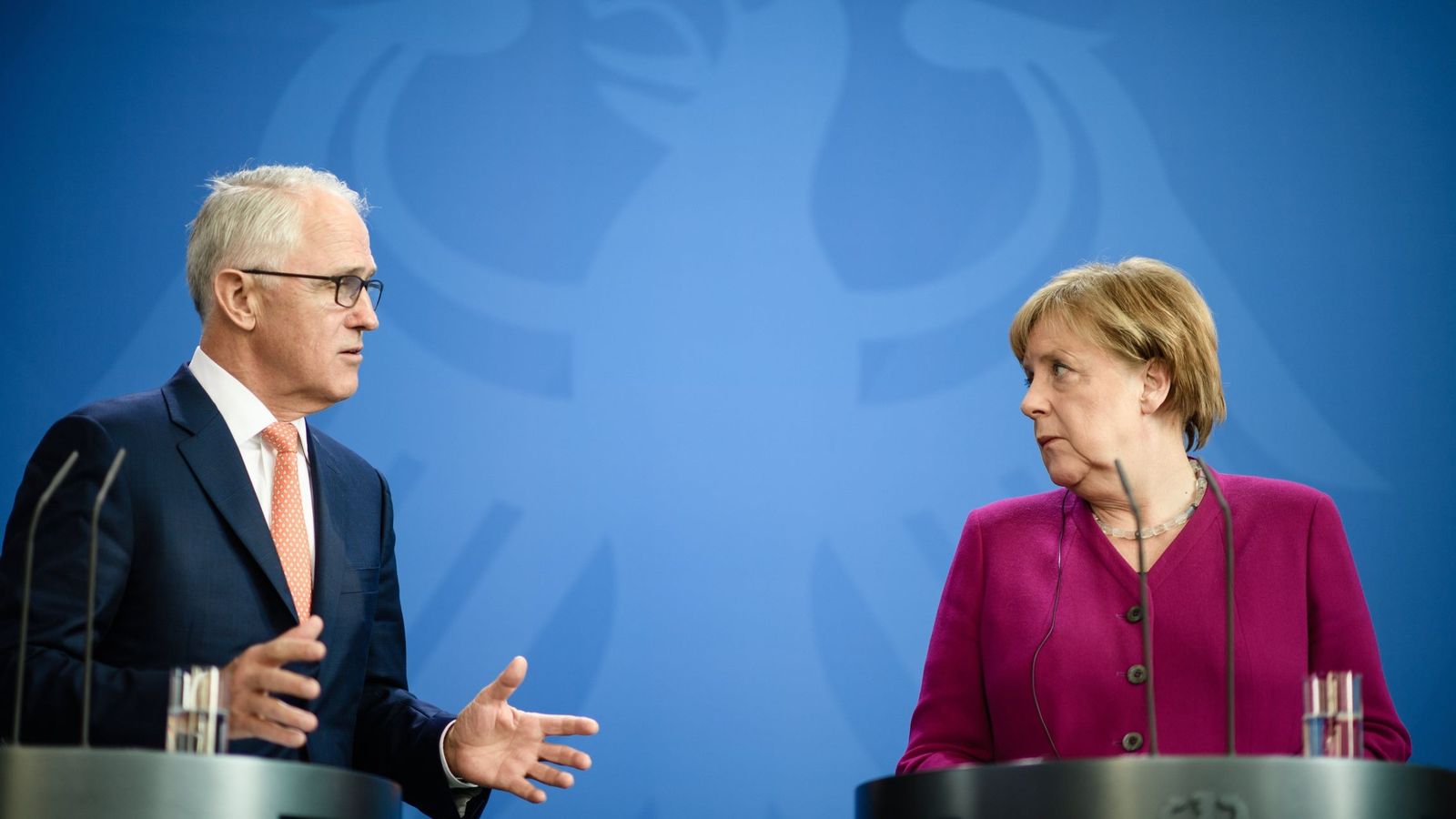 Foto: El primer ministro australiano Malcolm Turnbull habla con Angela Merkel durante su visita oficial a Berlín, el 23 de abril de 2018. (Reuters)