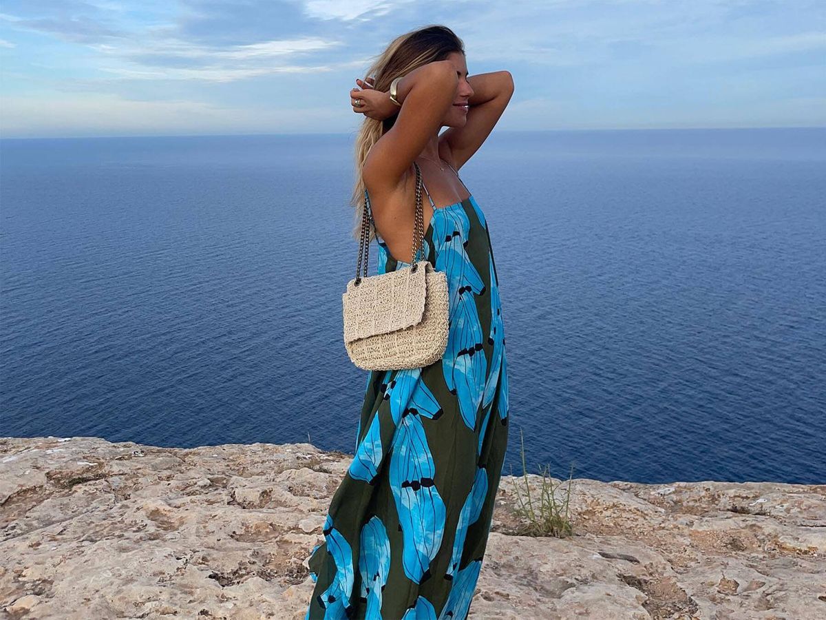 Foto: El vestido tropical de Parfois que enamora a las influencers. (Instagram/@sarabace)