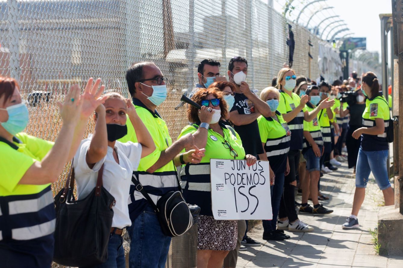 Protesta de empleados de Nissan frente a la fábrica de Barcelona. (EFE)