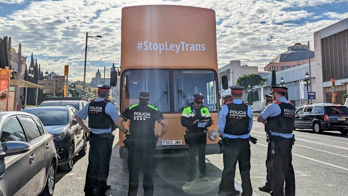 Los Mossos detienen la circulación en Barcelona del autobús tránsfobo de Hazte Oír