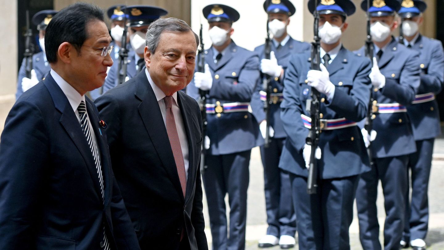 Mario Draghi, junto a Fumio Kishida. (EFE/EPA/Ettore Ferrari)