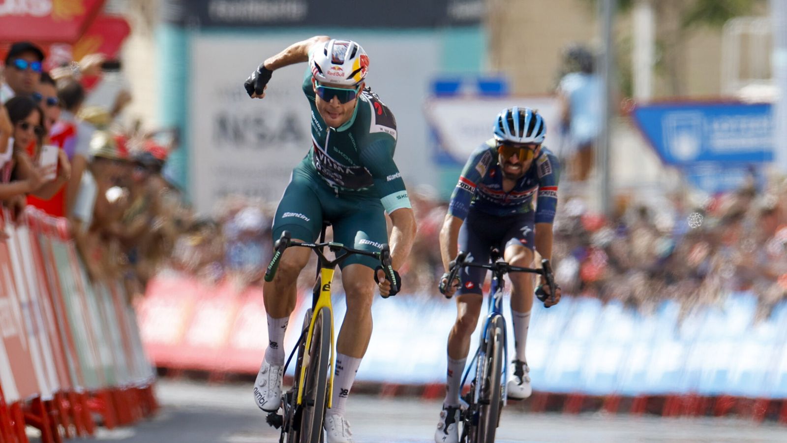Van Aert se impone en el infierno de La Vuelta y Enric Mas conserva el liderato
