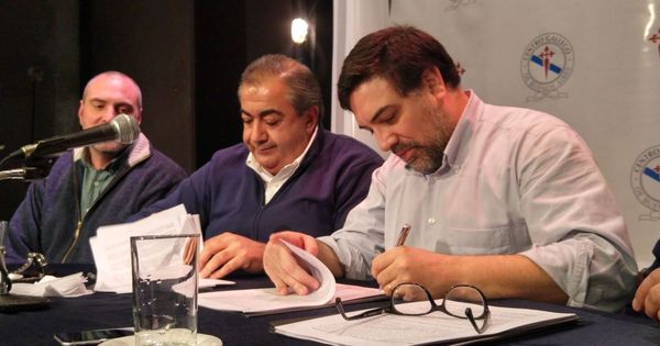 Foto: El responsable de ATSA, Héctor Drazer (i), y el interventor del Centro Gallego, Martín Moyano, durante la firma de un convenio para liquidar las deudas salariales contraídas en 2011. (EFE)